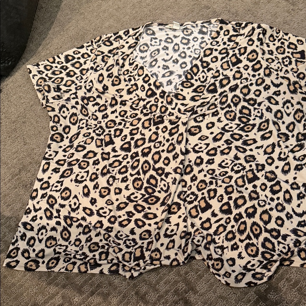 Dana Buchman Black and Cream Patterned Top